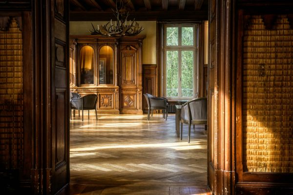 Guide pour restaurer un vieux parquet : étapes de ponçage et vitrification